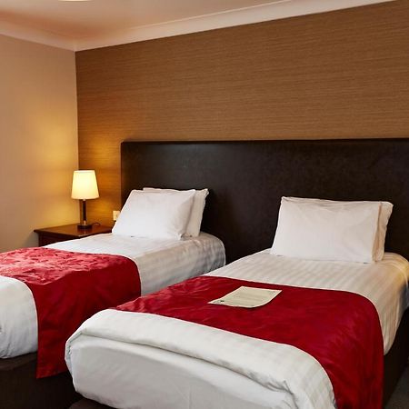 Red Lion Hotel By Greene King Inns Феърхем Екстериор снимка